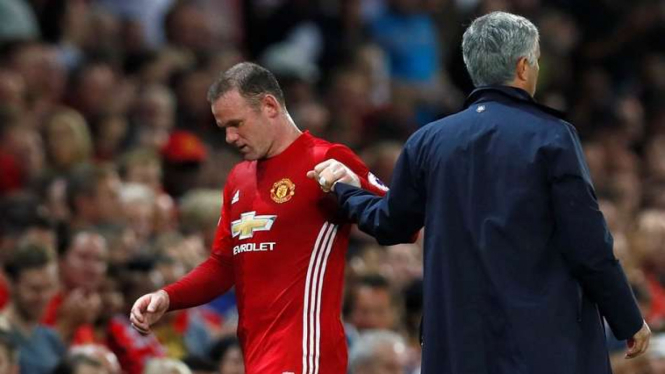 Wayne Rooney (kiri) dan Jose Mourinho (kanan).