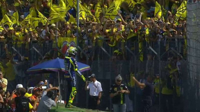 Valentino Rossi di depan para suporternya di Misano