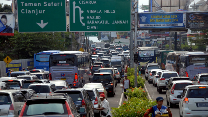 Antrean kendaraan di simpang Gadok, Puncak, Kabupaten Bogor, Jawa Barat, Sabtu (10/9/2016).