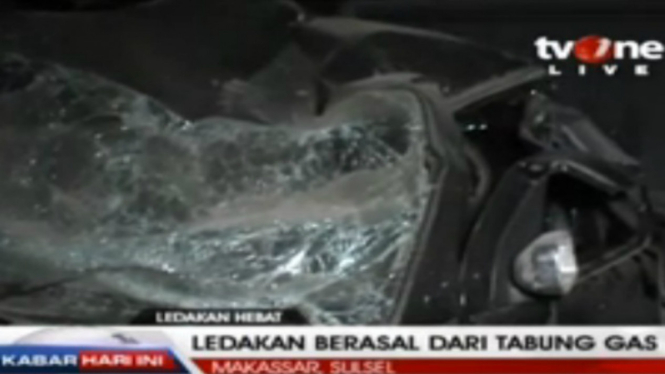 Mobil yang ringsek akibat ledakan tabung gas di Makassar.