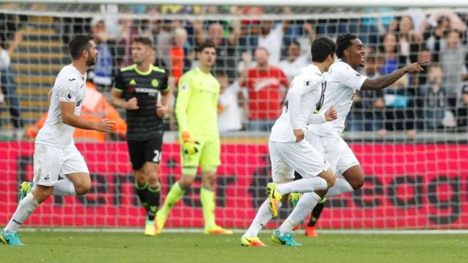 Selebrasi gol para pemain Swansea City usai bobol gawang Chelsea.