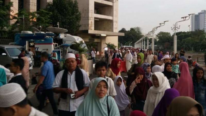 Warga berbondong untuk menghadiri salat Idul Adha di masjid Istiqlal, Jakarta.
