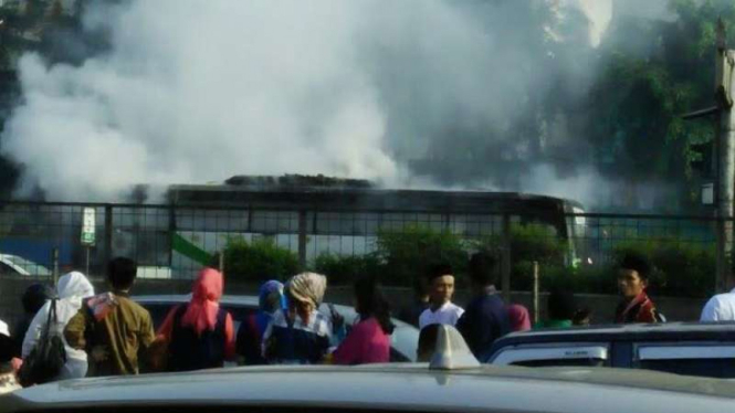 Bus Budiman yang terbakar depan masjid Miftahul Jannah, depan RCTI.