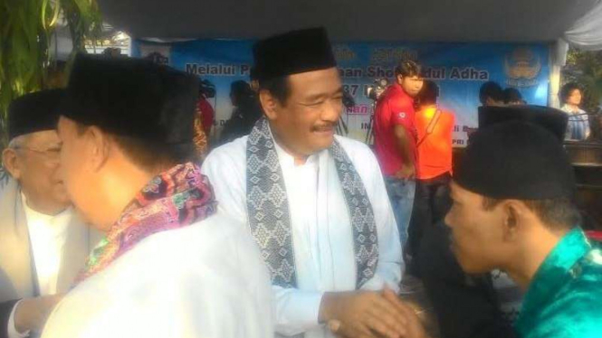 Wagub DKI Djarot Syaiful Hidayat bersalaman usai Salat Idul Adha.