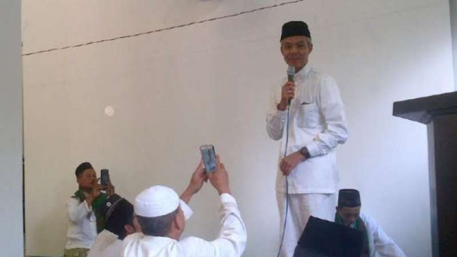 Gubernur Jawa Tengah Ganjar Pranowo saat salat Idul Adha.