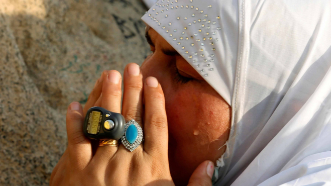 Seorang perempuan sedang melaksanakan ibadah haji.