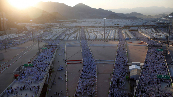 Prosesi Lempar Jumrah Bagi Jemaah Haji