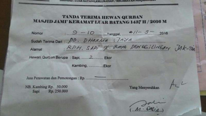 Bukti tanda terima penyerahan dua ekor sapi milik Pemerintah DKI Jakarta ke pengurus Masjid Luar Batang, Penjaringan Jakarta Utara, Minggu (11/9/2016)