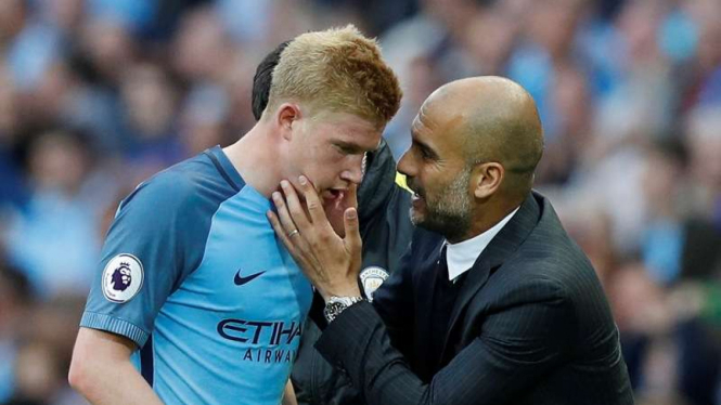 Pelatih Manchester City, Pep Guardiola, dengan Kevin de Bruyne.