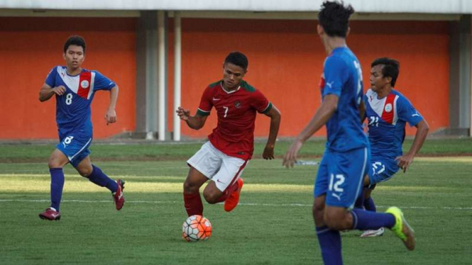 Penyerang Timnas Indonesia U-19, Dimas Drajad (tengah)