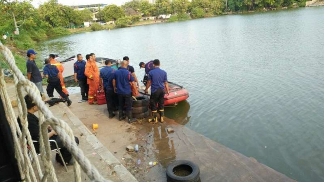 Tim Badan SAR Nasional melakukan pencarian terhadap seorang korban tenggelam di Danau Sunter Jakarta Utara, Senin petang (12/9/2016).
