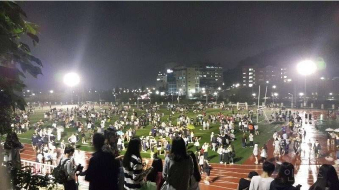 Warga Korea Selatan berkumpul di lapangan terbuka usai digoncang gempa kuat, Senin malam, (12/9/2016)