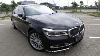 BMW Seri 7, Mobil Bongsor yang Irit Bahan Bakar