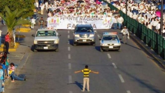 Aksi heroik bocah berusia 12 tahun yang coba menghentikan demonstrasi anti pernikahan sesama jenis di Meksiko.