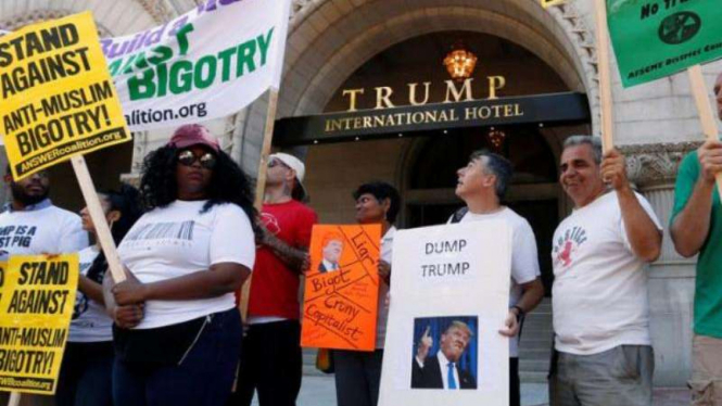 Para pemrotes di depan Hotel bertaraf internasional milik Donald Trump.