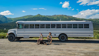 Pasangan Ini Sulap Bus Sekolah Jadi Rumah Berjalan