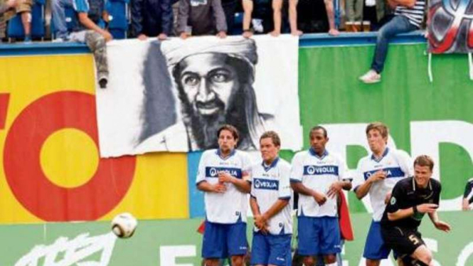 Banner Osama bin Laden di sebuah pertandingan Liga Jerman