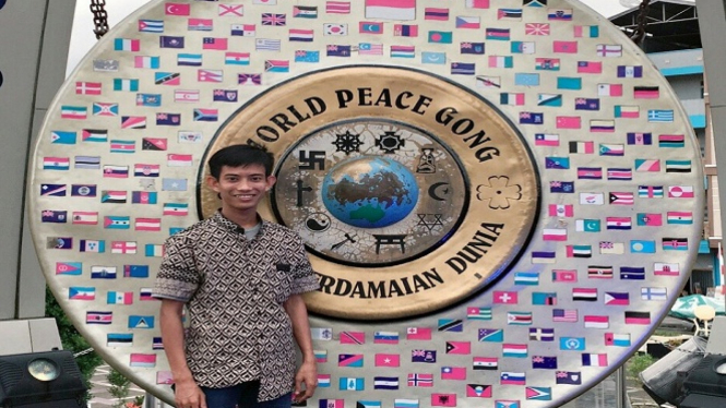 Ketua I PMII Makassar Muhammad Aras Prabowo di depan  gong perdamaian dunia.