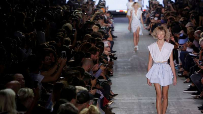 Peragaan busana Alexander Wang di New York Fashion Week.