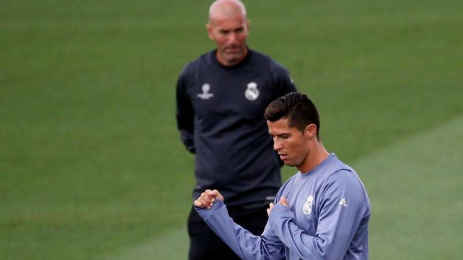 Zinedine Zidane dan Cristiano Ronaldo dalam sesi latihan Real Madrid.