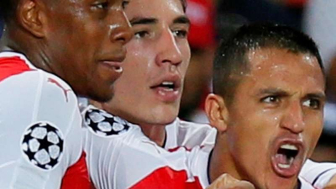 Pemain Arsenal rayakan gol Alexis Sanchez