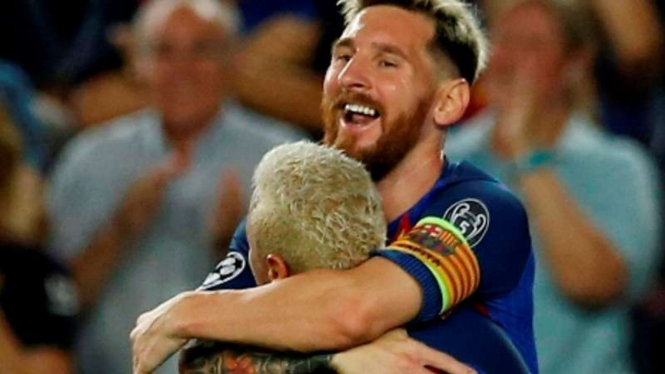 Lionel Messi dan Neymar rayakan gol