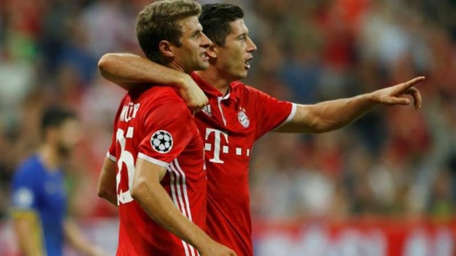 Thomas Mueller dan Robert Lewandowski rayakan gol Bayern Munich