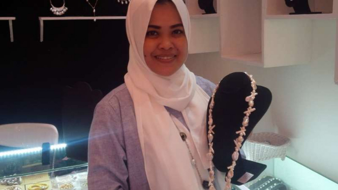 Indah Purwanti (30), pengusaha mutiara lombok.