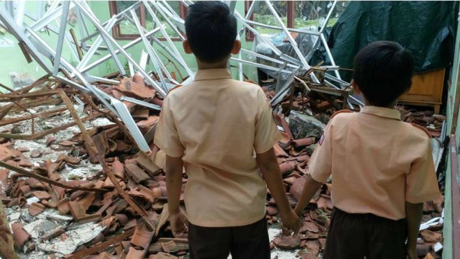  Kondisi Sekolah Dasar Negeri Nomor 6 di Cilodong Depok Jawa Barat yang roboh. Kondisi ini sudah berlangsung selama enam bulan, Rabu (15/9/2016)