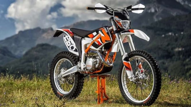 Motor trail KTM 250cc.