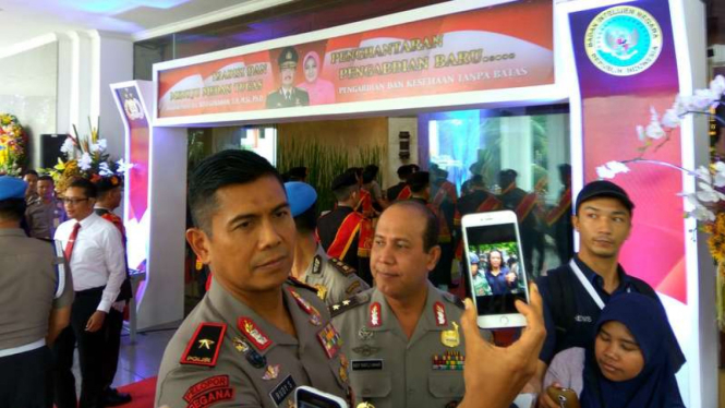 Kapolda Sulawesi Tengah Brigadir Jenderal Polisi Rudi Sufahriadi menunjukkan foto Basri, tangan kanan teroris Santoso yang tertangkap di hutan Poso, Rabu (14/9/2016)