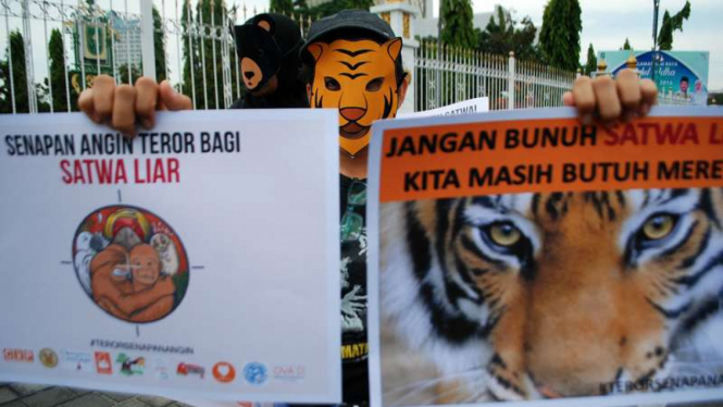 Aktivis lingkungan menggelar aksi ketika menyerukan penyelamatan satwa liar dari upaya pemburuan menggunakan senapan angin di Pekanbaru, Riau, Rabu (14/9/2016)