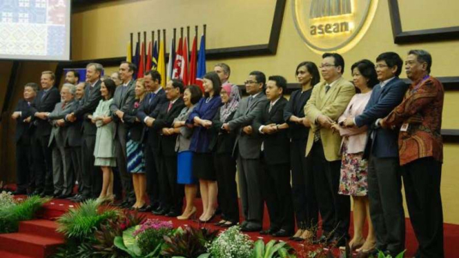 Para pejabat Asia dan Eropa berfoto bersama dengan pose Salam Khas ASEAN.