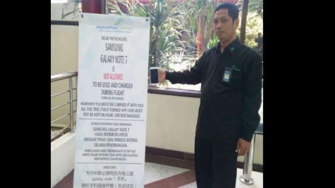 Poster berisi pesan larangan pakai Samsung Galaxy Note 7 di Bandara Juanda