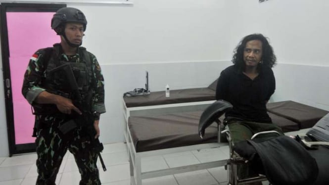 Basri alias Bagong anggota kelompok bersenjata Santoso Mujahidin Indonesia Timur (MIT) ketika di ruangan pemeriksaan kesehatan di RS. Bhayangkara, Palu, Sulawesi Tengah, Rabu (14/9/2016)