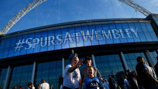 Tottenham Hotspur menggunakan Stadion Wembley