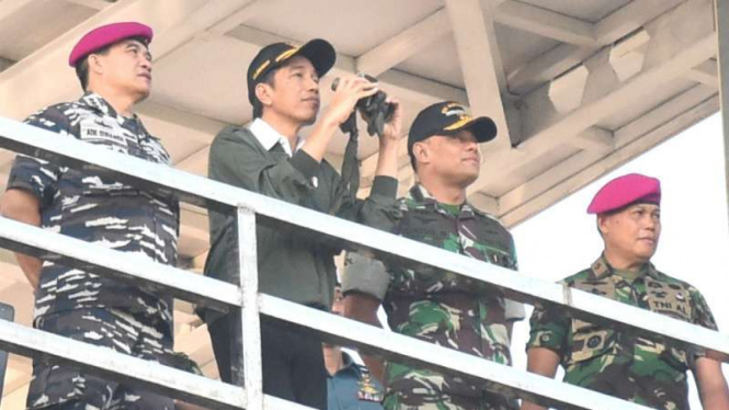 Presiden Joko Widodo saat melihat simulasi pertempuran darat TNI Angkatan Laut