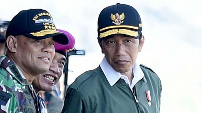 Panglima TNI Jenderal Gatot Nurmantyo (Kiri) bersama Presiden Joko Widodo (kanan).