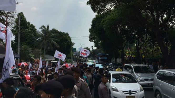 Massa dari Gerak Indonesia menggelar unjuk rasa menolak Ahok di DPP PDIP.