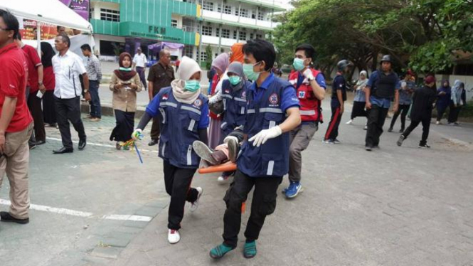 Kegiatan simulasi bencana kebakaran di halaman kampus UMI Makassar.