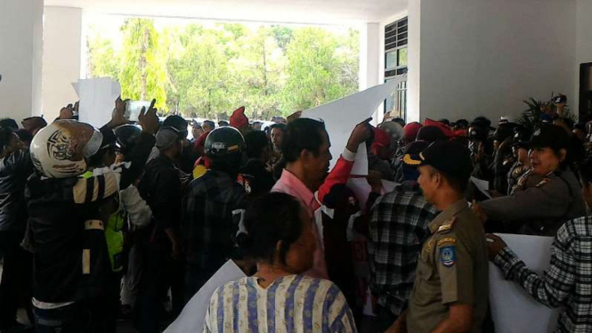 Ratusan warga Gowa berunjuk rasa memprotes pelantikan Bupati Adnan Purichta Ichsan Yasin Limpo sebagai Raja Gowa di kantor Gubernur Sulawesi Selatan di Makassar pada Kamis, 15 September 2016.