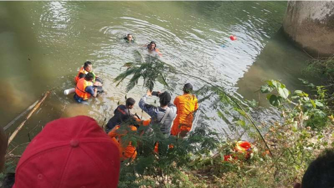 Tim Basarnas Labuan Bajo Manggarai Barat Nusa Tenggara Timur melakukan proses evakuasi terhadaps eorang korban kecelakaan maut, Kamis (15/9/2016)
