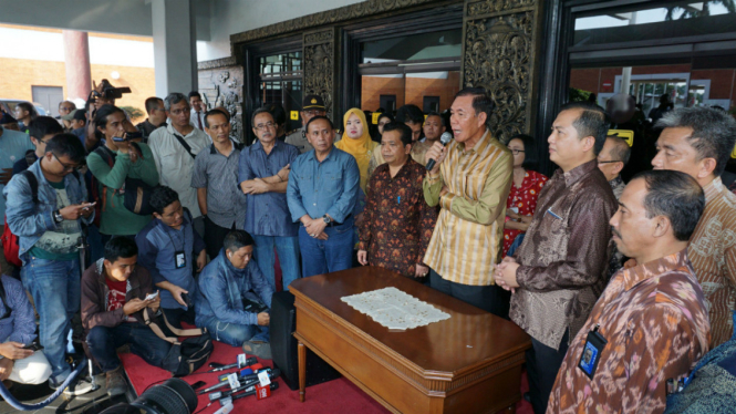 Duta Besar Indonesia untuk Filipina Johny Lumintang (keempat kanan) didampingi Direktur Perlindungan WNI dan Badan Hukum Indonesia Kementerian Luar Negeri RI, Lalu Muhammad Iqbal (ketiga kanan), di Terminal 1 VIP Bandara Soekarno Hatta pada 2016.