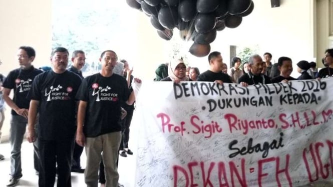 Mahasiswa Dan Dosen Fh Ugm Demo Tolak Keputusan Rektor Viva
