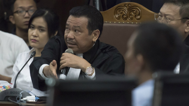 Terdakwa kasus dugaan pembunuhan berencana Wayan Mirna Salihin, Jessica Kumala Wongso (kiri) didampingi Penasihat Hukumnya Otto Hasibuan (kedua kiri) mengikuti sidang lanjutan di Pengadilan Negeri Jakarta Pusat.