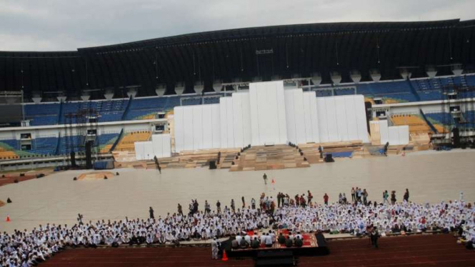 Istighosah jelang PON 2016 di Stadion Gelora Bandung Lautan Api