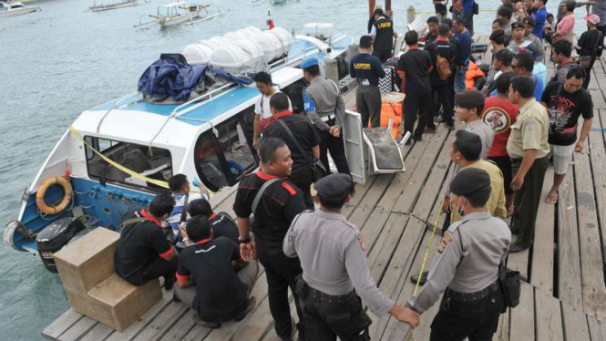 Sejumlah petugas Laboratorium dan Forensik Denpasar melakukan penyelidikan terhadap kapal wisata Gili Cat II yang mengalami kecelakaan di Pelabuhan Padangbai, Karangasem, Bali, Kamis (15/9/2016).