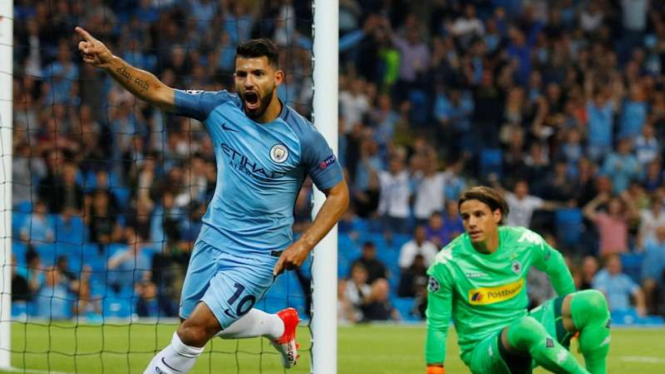 Pemain Manchester City, Sergio Aguero, merayakan gol ke gawang Borussia Moenchengladbach