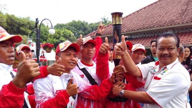 Penyerahan api PON kepada Kadispora Bandung, Dody Ridwansyah.