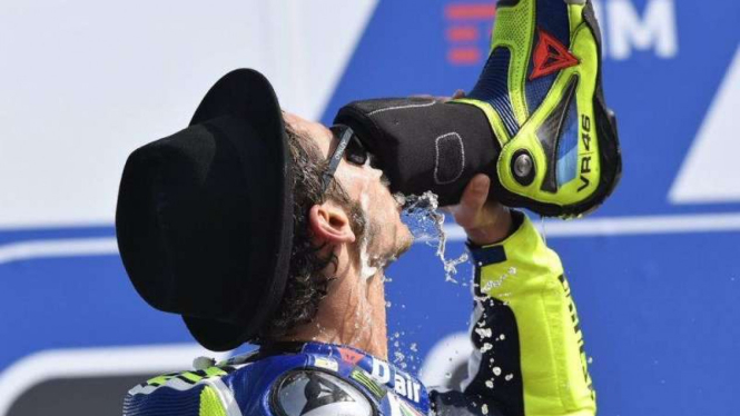 Pembalap MotoGP, Valentino Rossi, melakukan aksi shoey di GP San Marino.